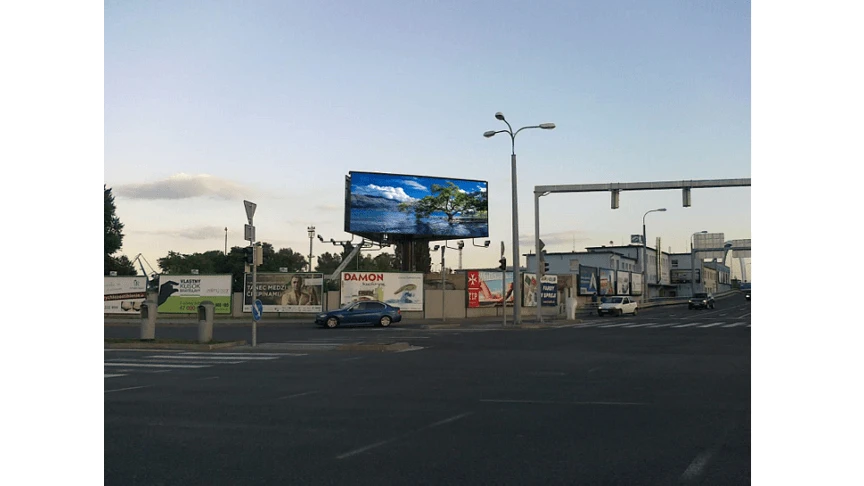 Outdoor LED video wall featuring 3840Hz to 7680Hz ultra-high refresh rate to eliminate flickering.