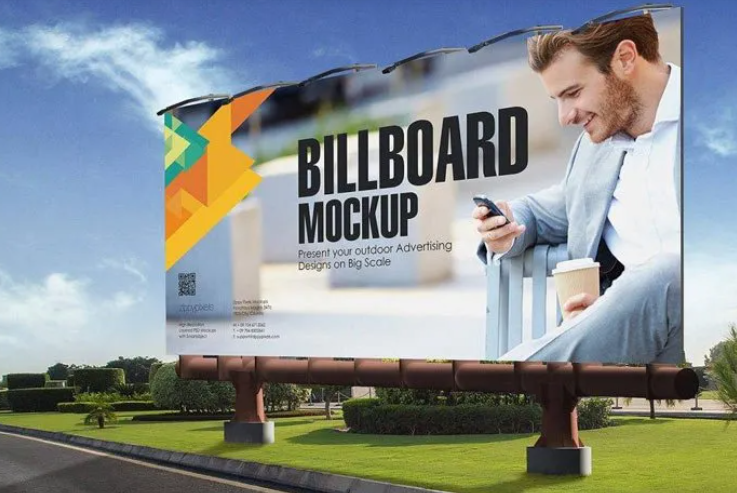 Waterproof IP65 outdoor advertising LED billboard installed at transport hub
