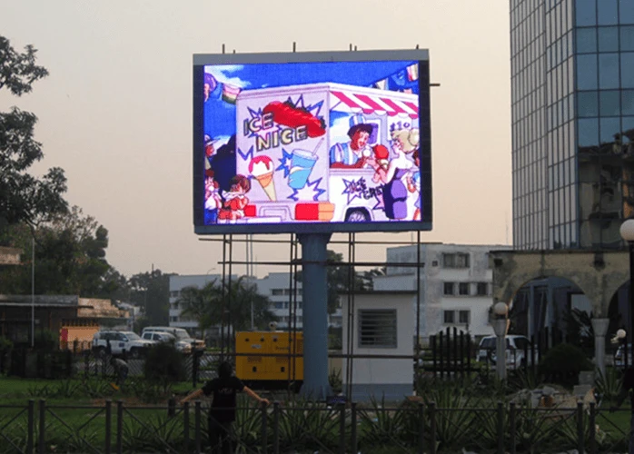 Seamless 90 degree corner CNC cabinet splicing for outdoor glasses-free 3D LED screen
